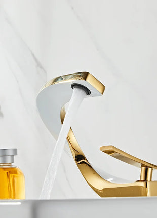 Stylish and practical faucet for bathroom sinks.

