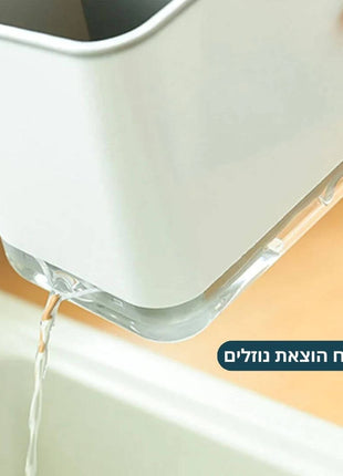 Keeps your kitchen tidy with a tray to collect excess water and a space-saving design.