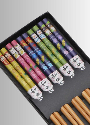 A premium set of 5 pairs of bamboo chopsticks that offer both style and function.