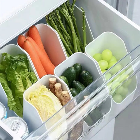 A transparent storage box designed to keep your food and seasonings organized in the fridge.

