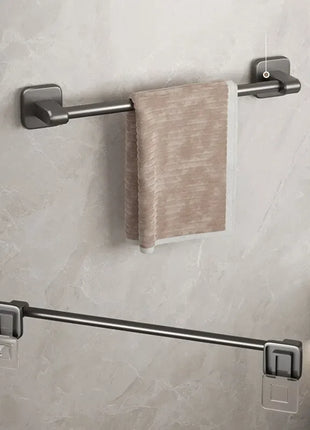 Features a perforated suction cup that ensures a strong grip and prevents falls.

