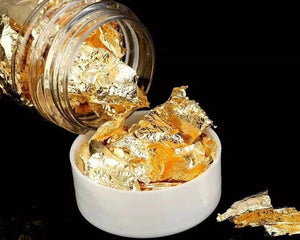 Transform your dishes into masterpieces with edible gold flakes. Perfect for decorating cakes, enhancing desserts, or adding a touch of luxury to fried meats, these gold flakes bring a glamorous touch to any dish.


