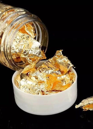 Transform your dishes into masterpieces with edible gold flakes. Perfect for decorating cakes, enhancing desserts, or adding a touch of luxury to fried meats, these gold flakes bring a glamorous touch to any dish.


