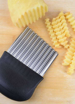 Add flair to your dishes with our zig-zag knife. Perfect for creating decorative cuts in fruits and vegetables.

