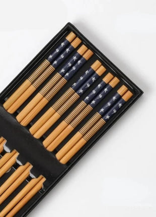 A sustainable and stylish chopsticks set made from high-quality bamboo.